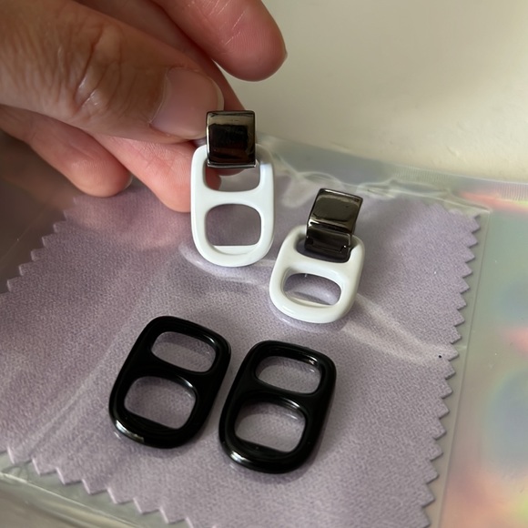 Bottle cap earrings w/ black Hardware huggie earrings White & black bottle caps - Picture 1 of 4